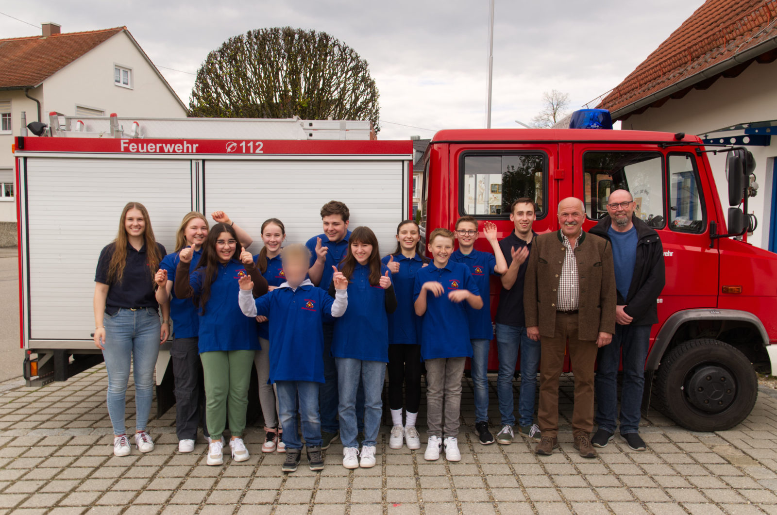 Gruppenfoto der neuen Feuerwehrjugend Westenhausen zusammen mit Vorstand Anton Kloiber und Rainer Steib, der die Polo-Shirts gesponsert hat.