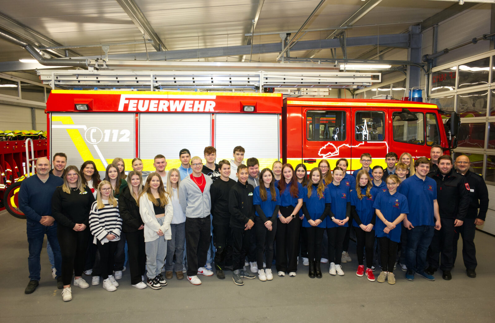 Gruppenfoto der Jugendfeuerwehren Westenhausen und Ernsgaden vor einem Feuerwehrauto am Wissenstest 2024