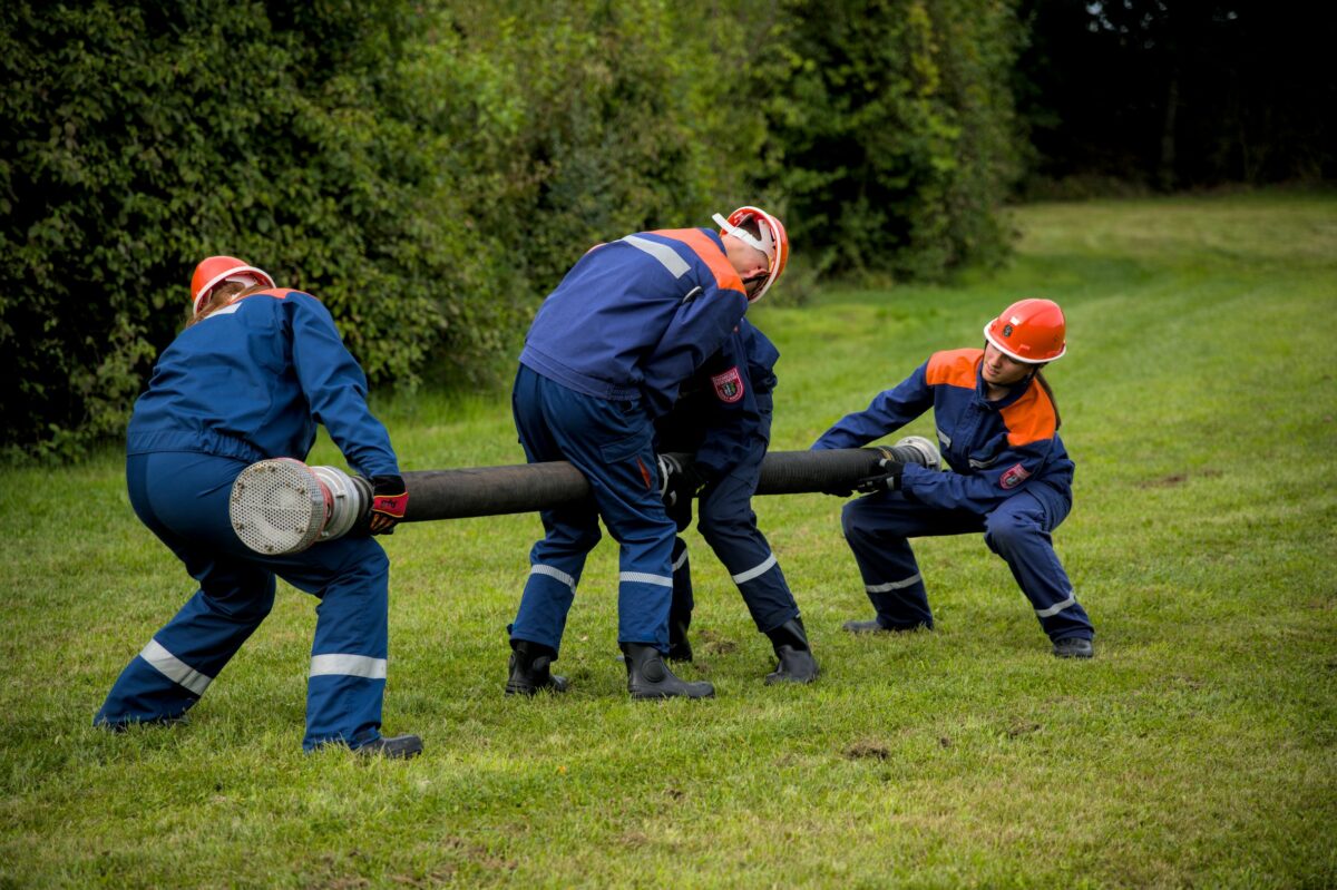 Kuppeln von zwei Saugschläuchen als Wassertrupp und Schlauchtrupp