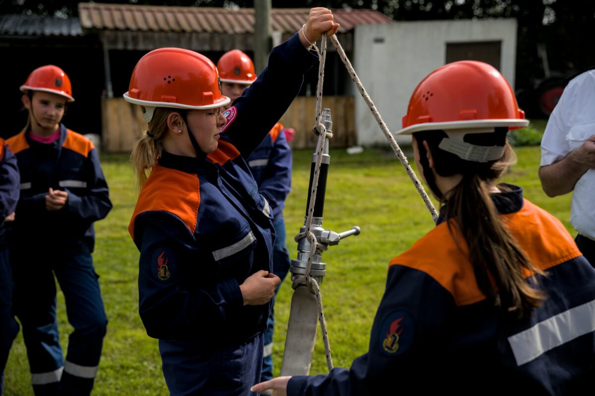 Befestigen einer Feuerwehrleine an Strahlrohr mit Schlauch