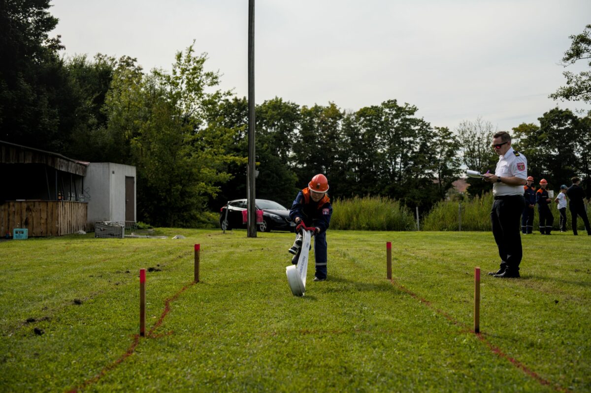 Auswerfen eines doppelt gerollten C-Schlauchs innerhalb eines seitlich begrenzten Feldes