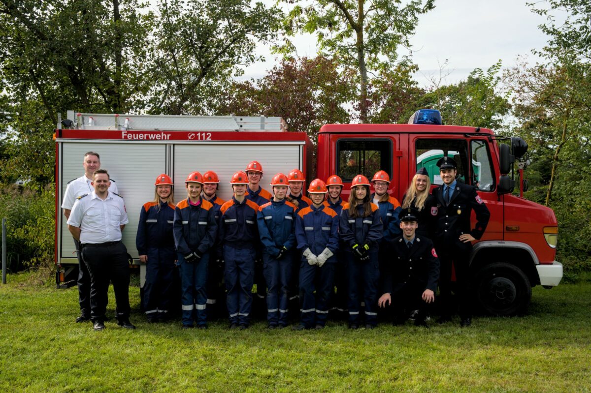 Gruppenfoto der Jugendmannschaft mit Jugendwarten, Kreisjugendwart und Kreisbrandmeister
