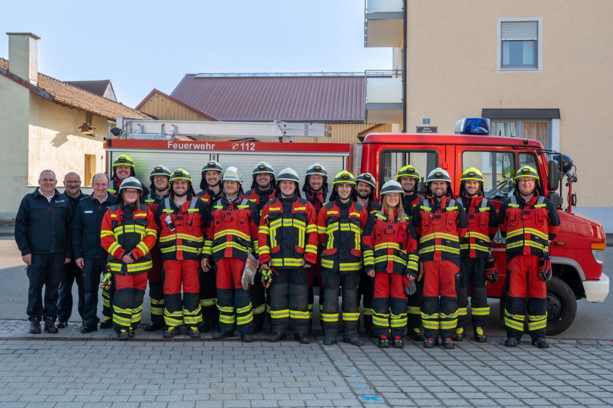 Mannschaftsfoto nach der Leistungsprüfung 2026 vor dem Feuerwehrfahrzeug.